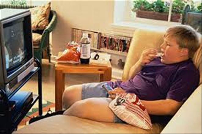 Yatak odasındaki tv çocuklarda obeziteye neden oluyor