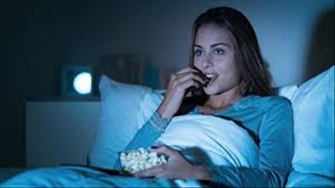 Televizyon karşısında uyuma obezite riskini artırıyor