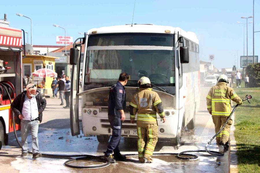  Seyir halindeki halk otobüsü yandı.