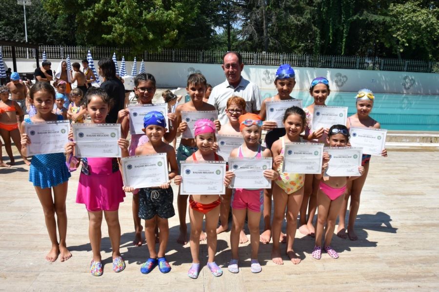 Küçük yüzücüler sertifikalarını aldı.