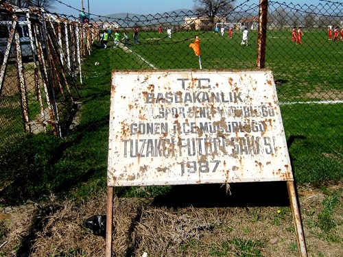 Burası Tuzakçı futbol sahası