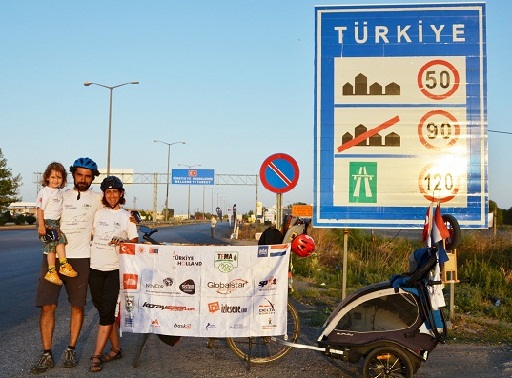 Üç kişilik aileden 3.640 km lik bisiklet turu