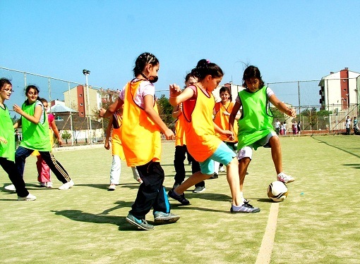 Kızlar Futbol`da alkış topladı
