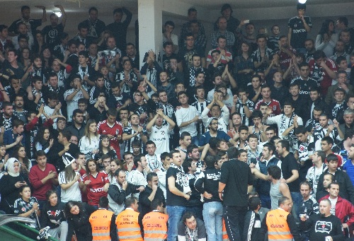 Beşiktaş seyircisi Kara Ali Acar Spor Salonu