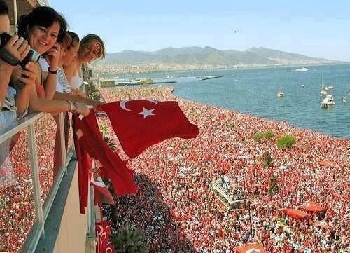 Bayrak mitinginde İzmir  al-beyaz oldu