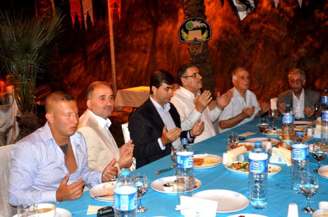 AKP`den müjdeli iftar