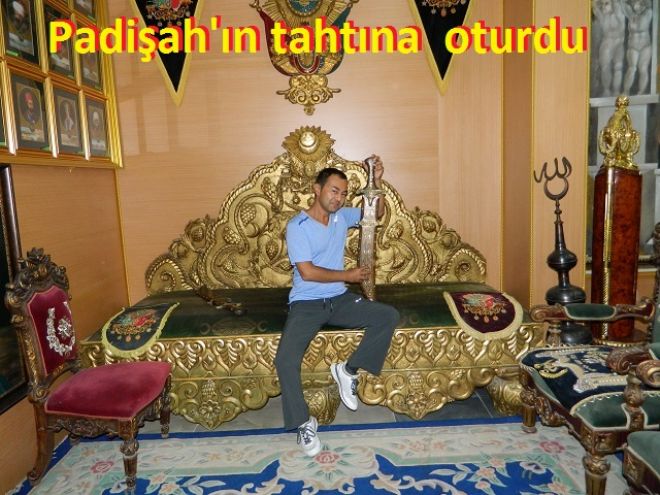 Abdulhamit `in koltuğuna oturdu.