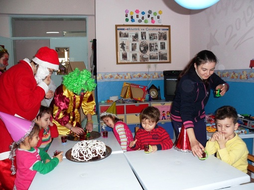 Burhaniye Ayşe Akpınar`ın miniklerinden yeni yıl kutlaması