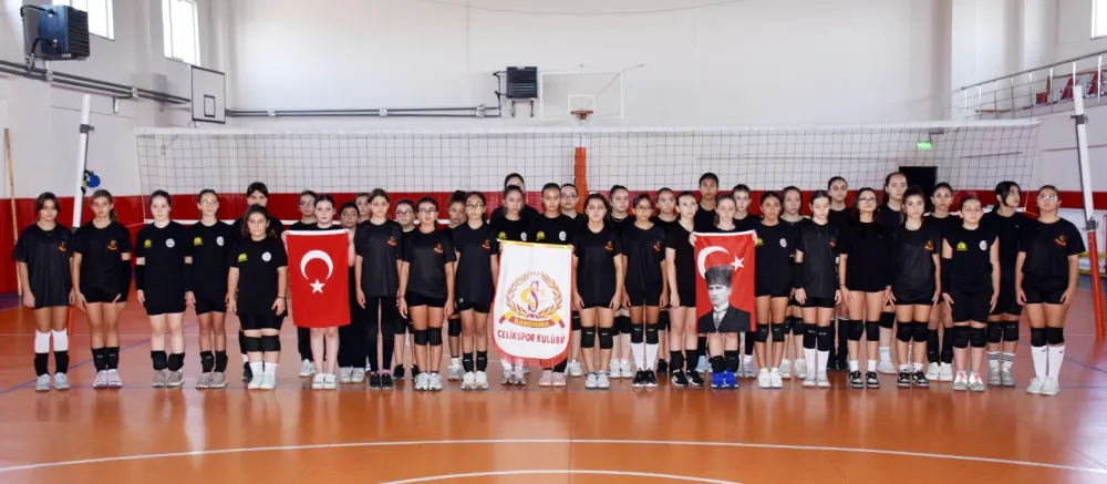 Çelikspor Kız Voleybol Takımından Cumhuriyet kutlaması