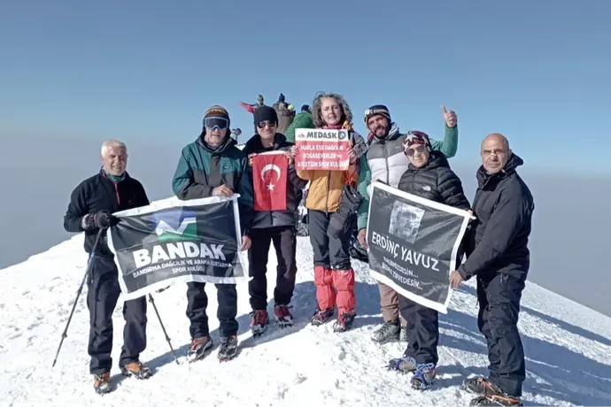 BANDAK, Ağrı Dağı zirvesinde