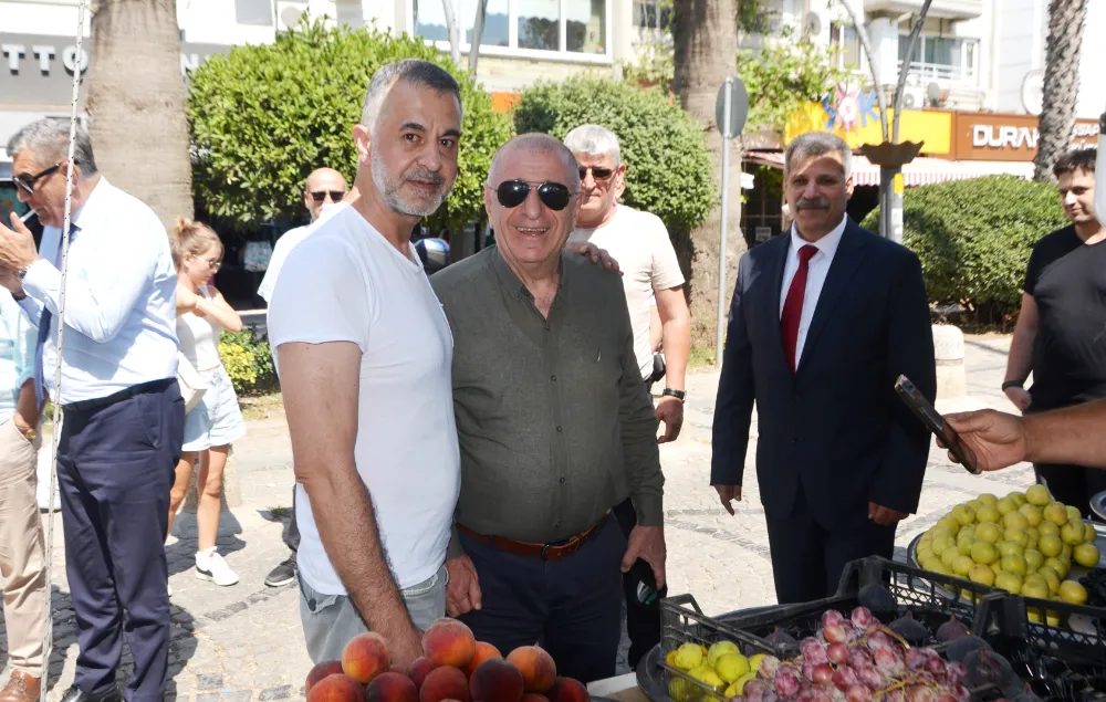 Ümit Özdağ Erdek ziyaretinde esnafa halini sordu.