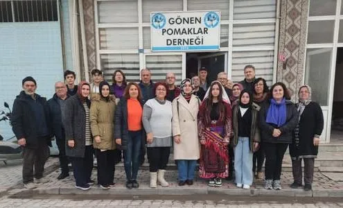 POMAKLAR  YARDIMLAŞMAYI SEVER  