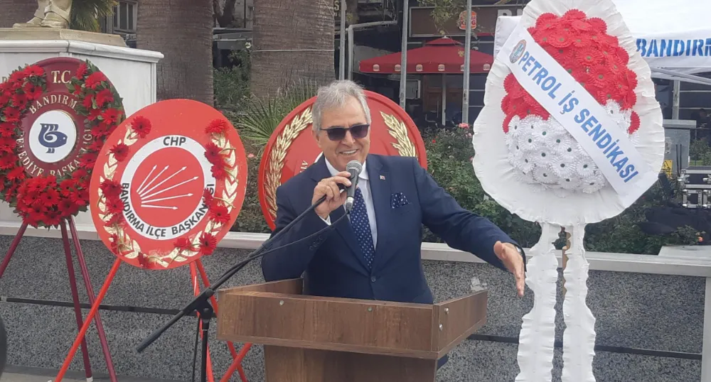 CHP ve STK lar anıta çelenk sundu