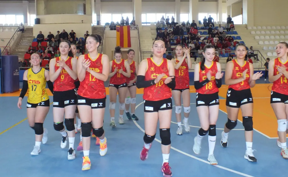 Çelikspor voleybolcularından ilk galibiyet