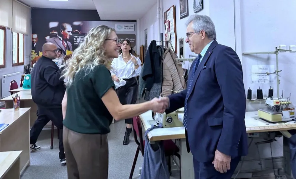 BANDIRMA BELEDİYESİ’NDEN DİKİŞ KURSUNA 10 YENİ MAKİNE DESTEĞİ