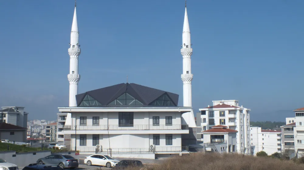 Mevlana Camii muhteşem görünümü ile takdir topluyor.
