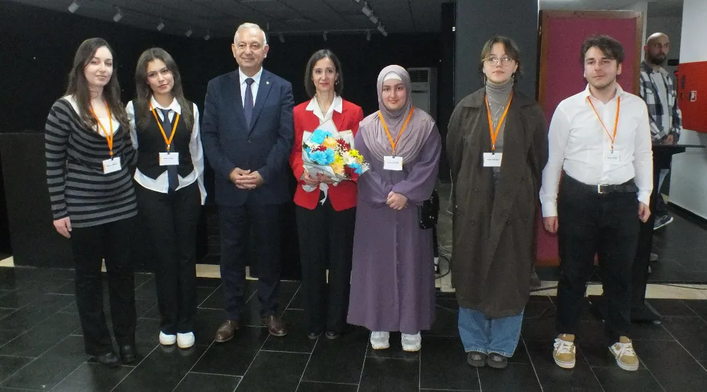 Genç ressamlar sergi açtı