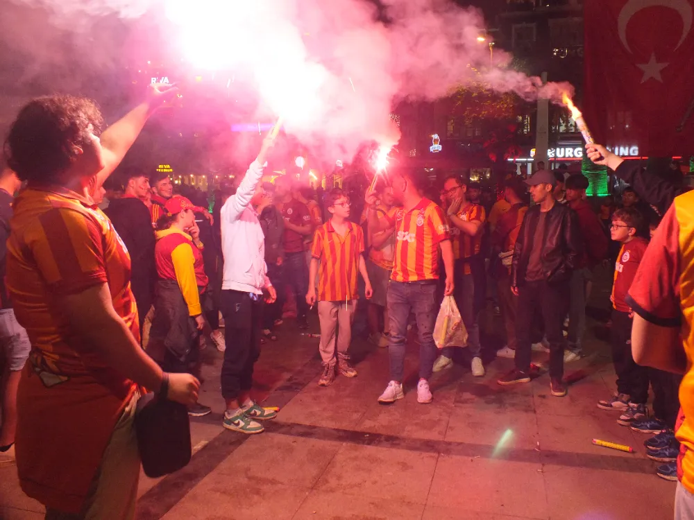 Galatasaraylıların 5 yıldızlı şampiyonluk kutlaması