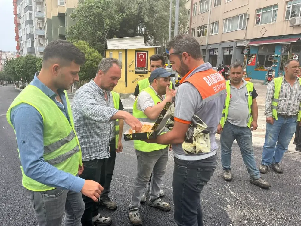 BAŞKAN MİRZA’DAN SAHADA ÇALIŞAN BELEDİYE EKİPLERİNE TATLI İKRAMI