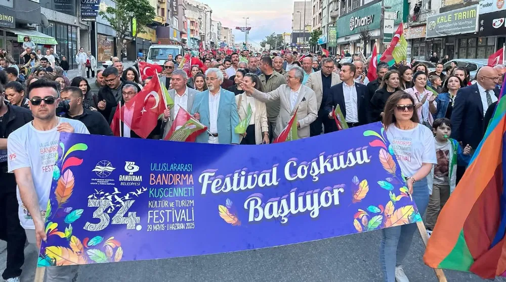 BANDIRMA FESTİVAL KORTEJİ ŞEHRİ RENKLERLE BULUŞTURDU