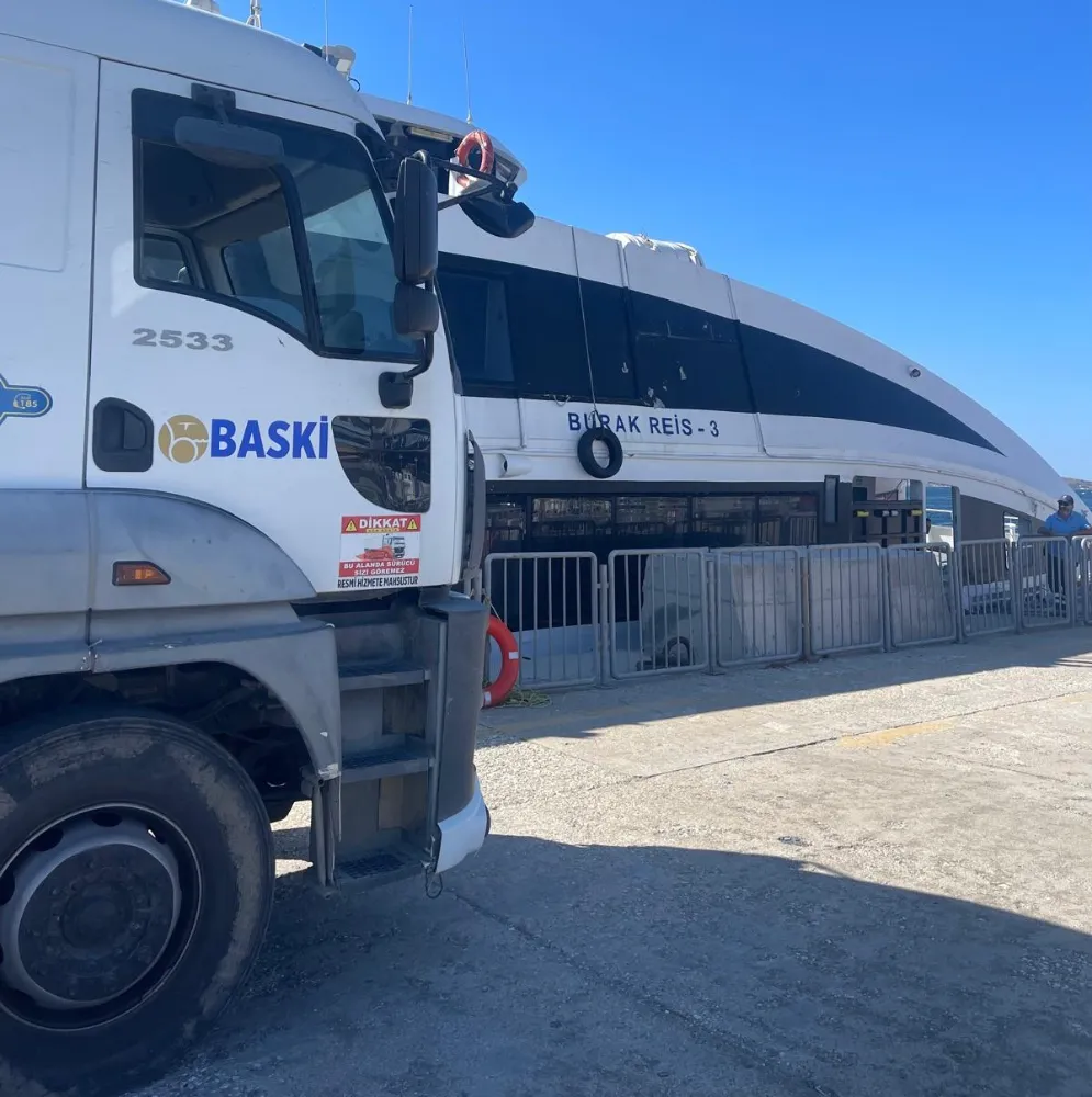 Yenikapı-Avşa seferini yapan İDO deniz otobüsü kayalıklara çarptı