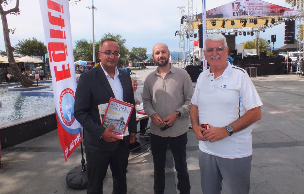 Eğitim-İş’ten tarih dergisi tanıtım standı