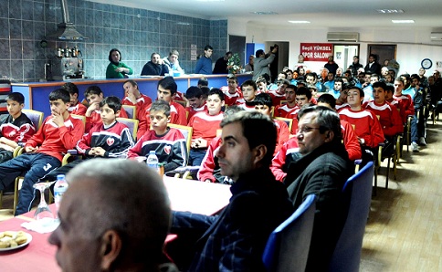 Erdekspor`dan futbol kuralları semineri