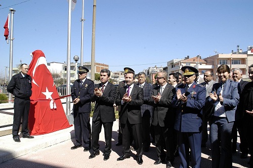 Adliye`de anlamlı günde büst açılışı 