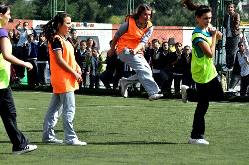 Kızlar sahaya indi