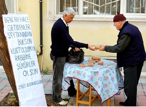 Eşinden Boşanınca Mahalleliye Tatlı Dağıttı