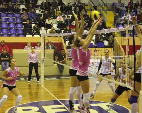  Voleybol`de Çanakkele- Balıkesir Belediye`yi  kolay geçti.1-3