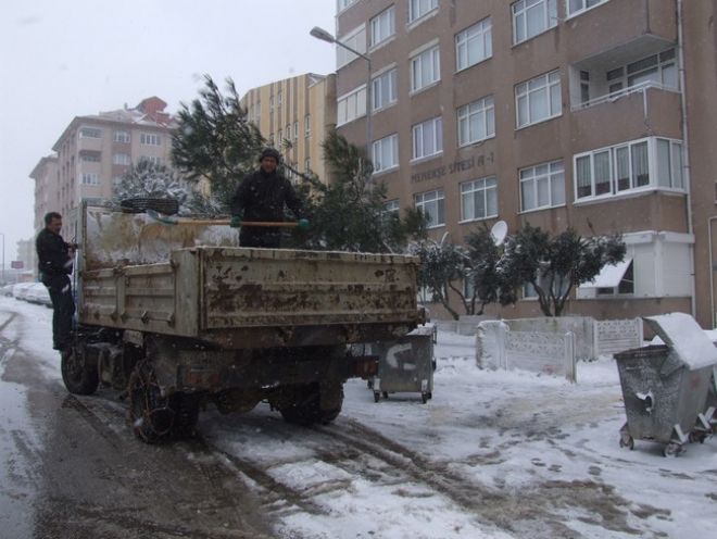 Belediye ekipleri görev başında.